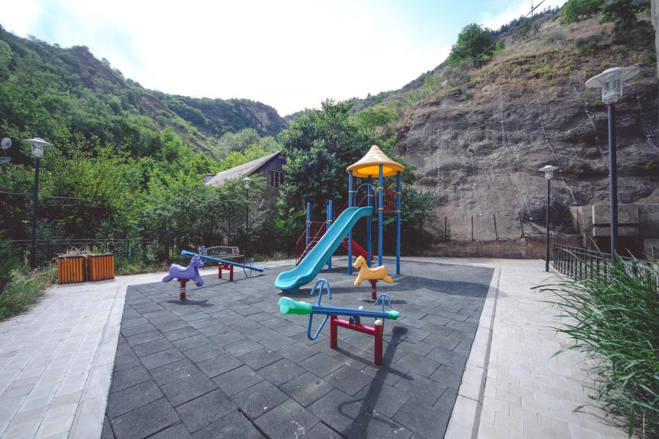 Ferienwohnung Under The Mountain Tbilisi Exterior foto