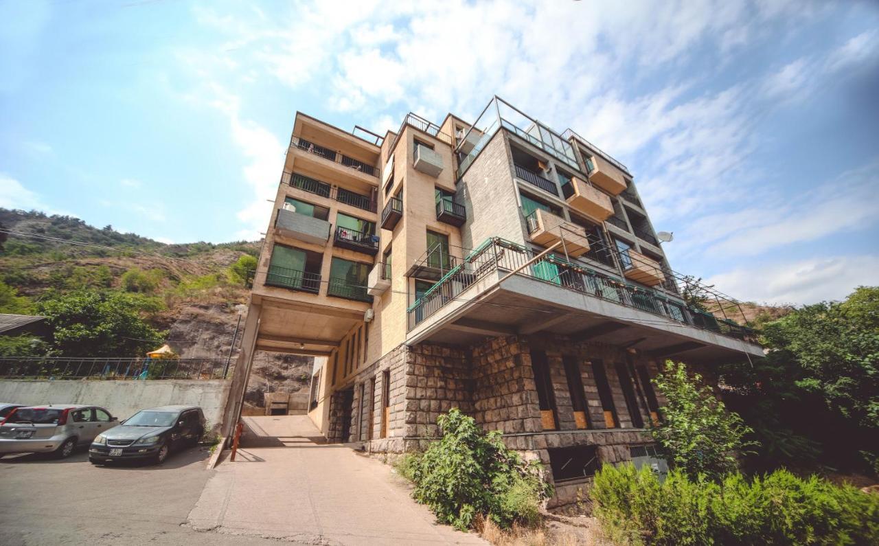 Ferienwohnung Under The Mountain Tbilisi Exterior foto